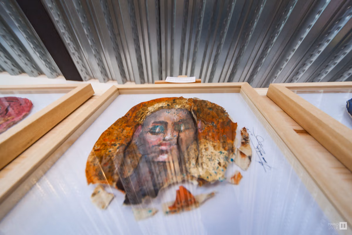 Portrait peint sur fragment d'écorce encadré au Qu4tre, visage aux yeux expressifs évoquant les icônes du Fayoum, technique mixte sur support organique, art singulier à Argenteuil