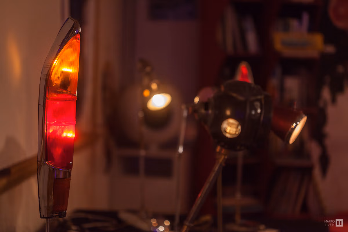 Lampe upcyclée à partir d'un feu arrière de voiture vintage au Qu4tre, création lumineuse en pièces automobiles recyclées, design artisanal dans un atelier d'Argenteuil