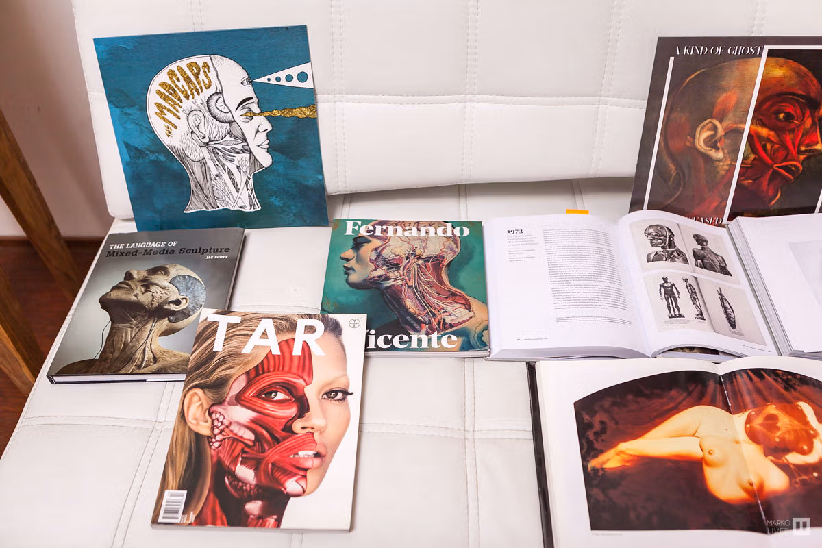 Collection de livres et magazines d'art dans un loft du Qu4tre, ouvrages sur l'anatomie artistique et la sculpture mixed-media, Fernando Vicente et TAR, Argenteuil